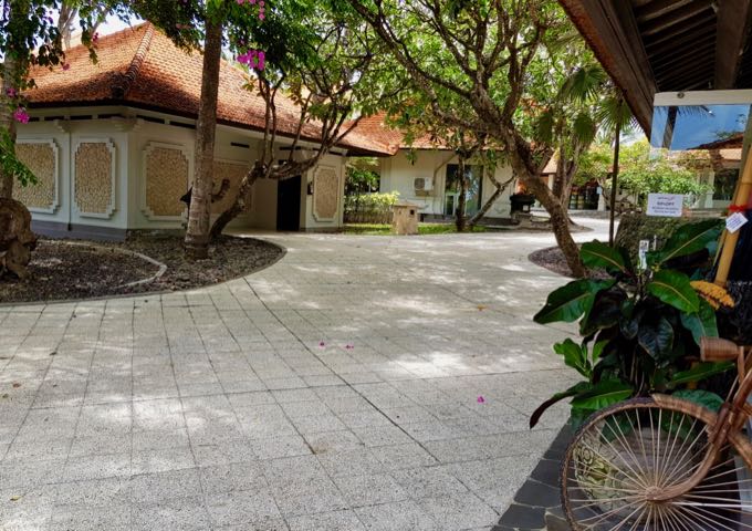 The resorts hosts a beautifully-designed collection of boutiques.