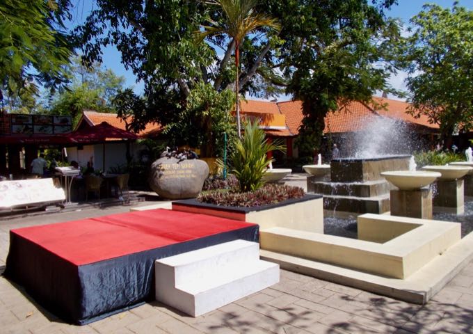 Bali Collection houses an excellent assortment of shops, cafes, restaurants.
