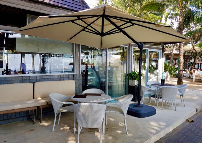 The beachside Amuse Geule Patisserie serves good coffee, pastries, and juices.