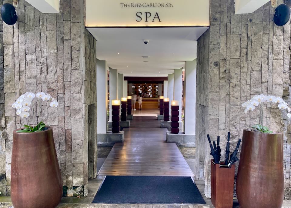 The hallway outside the Spa that leads to the front desk.