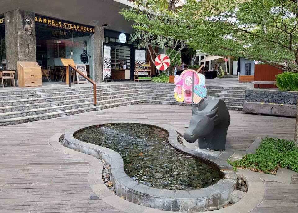 A pond in the middle of Samasta outdoor mall.