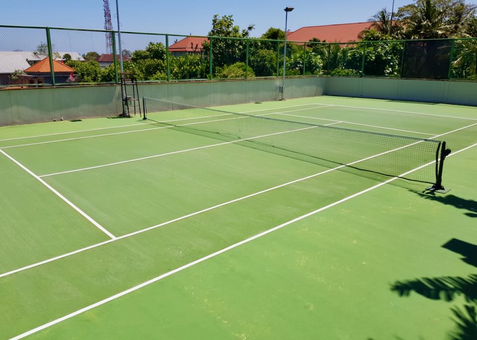 A green tennis court.