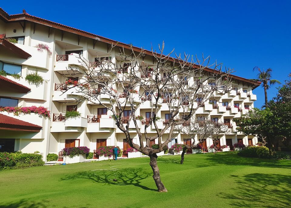 The outside of the resort rooms sit 4 stories along a green lawn.
