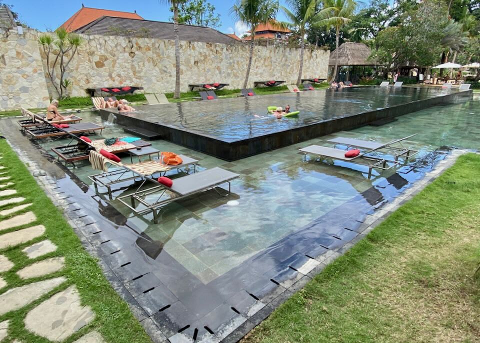Guest lounge in the natural stone pool.