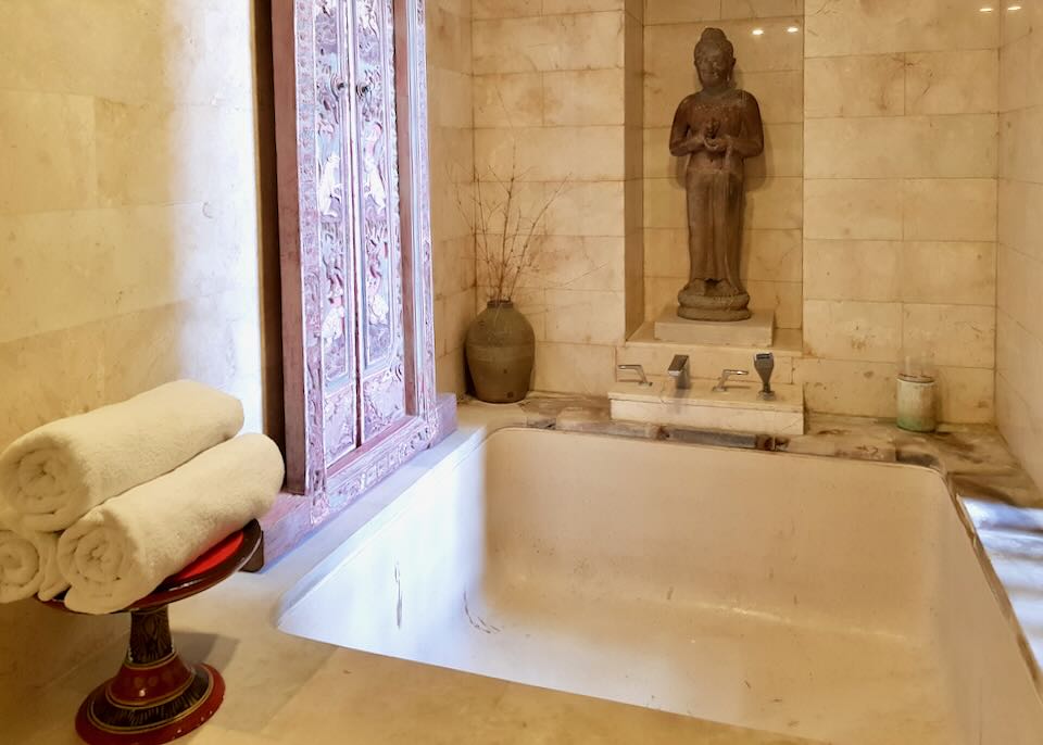 A deep tub with sculptures.